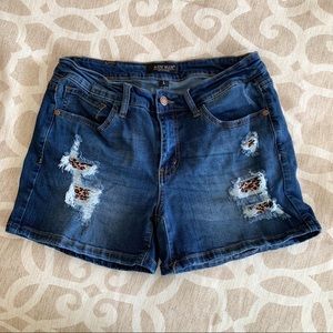 Judy Blue Denim Shorts w/Leopard Patches Sz L…